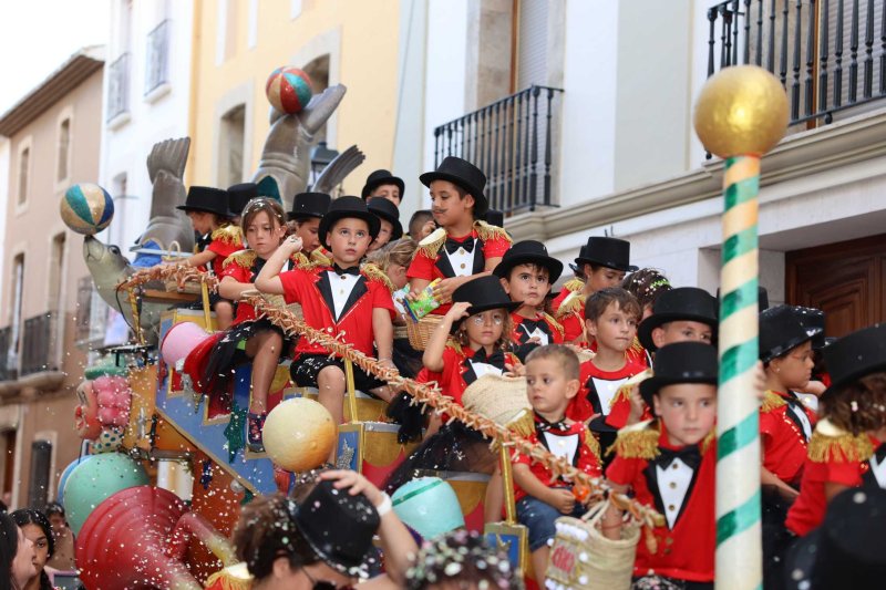 Les carrosses de Gata omplin el recorregut d’enginy, confeti,… i crítiques per l’entrada de bous “sorpresa” Les carrosses de Gata omplin el recorregut d’enginy, confeti,… i crítiques per l’entrada de bous “sorpresa”